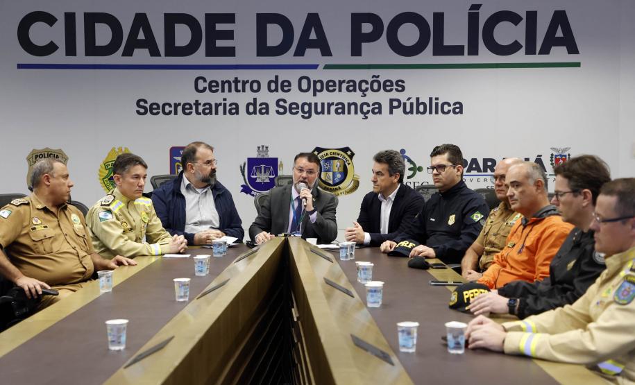 Reunião dos representantes das forças de segurança do Paraná que fazem parte do gabinete de crise para concentrar a tomada de decisões e atendimento às vítimas dos deslizamentos de terra na BR-376 e nas demais rodovias do Paraná. Foto: Albari Rosa/AEN