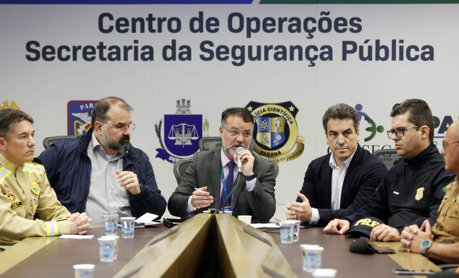 Reunião dos representantes das forças de segurança do Paraná que fazem parte do gabinete de crise para concentrar a tomada de decisões e atendimento às vítimas dos deslizamentos de terra na BR-376 e nas demais rodovias do Paraná. Foto: Albari Rosa/AEN