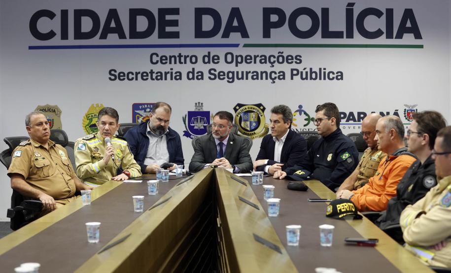 Reunião dos representantes das forças de segurança do Paraná que fazem parte do gabinete de crise para concentrar a tomada de decisões e atendimento às vítimas dos deslizamentos de terra na BR-376 e nas demais rodovias do Paraná. Foto: Albari Rosa/AEN