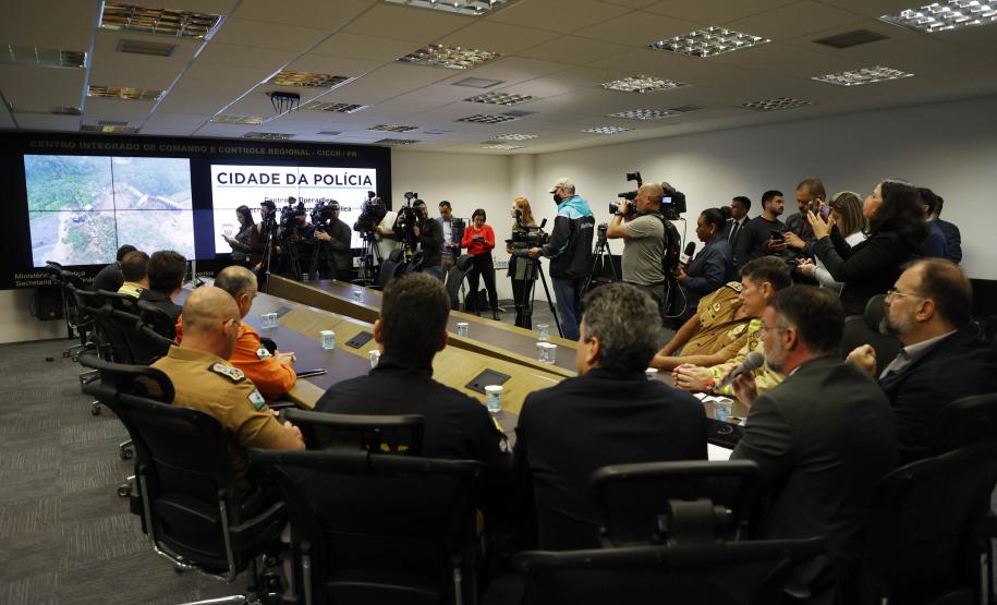 Reunião dos representantes das forças de segurança do Paraná que fazem parte do gabinete de crise para concentrar a tomada de decisões e atendimento às vítimas dos deslizamentos de terra na BR-376 e nas demais rodovias do Paraná. Foto: Albari Rosa/AEN