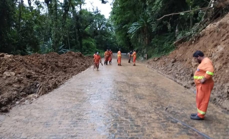 Graciosa segue interditada, mas DER/PR libera acessos a pontos distantes do deslizamento Foto: DER
