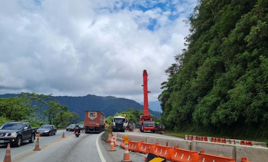 Guindaste do DER/PR chega à BR-277 na Serra do Mar para obra emergencial - Foto: DER