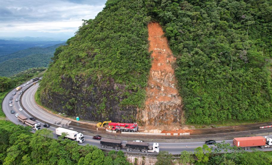 Sem guindastes, BR-277 teve final de semana com mais pistas liberadas Foto: Rodrigo Félix Leal/SEIL