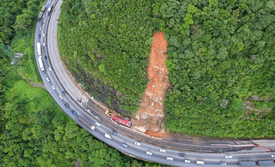 Serviços com guindaste do DER/PR na BR-277 entram na reta final - Foto: Rodrigo Félix Leal/SEIL