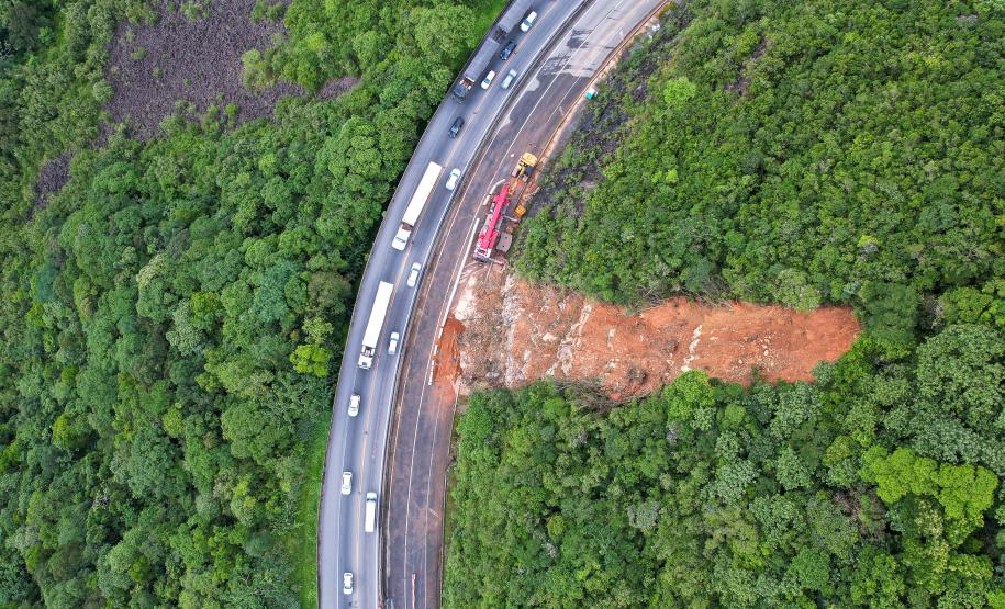 Serviços com guindaste do DER/PR na BR-277 entram na reta final - Foto: Rodrigo Félix Leal/SEIL
