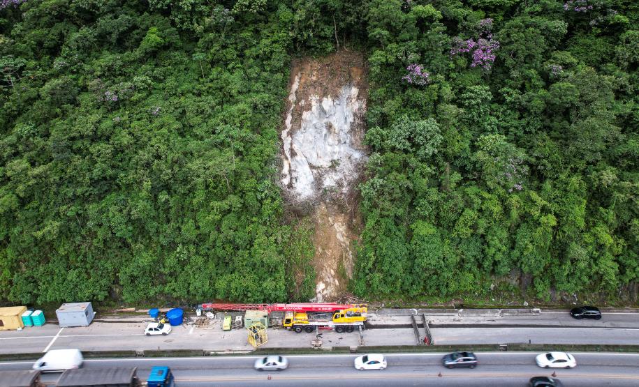 Serviços com guindaste do DER/PR na BR-277 entram na reta final - Foto: Rodrigo Félix Leal/SEIL