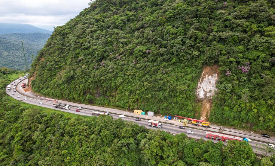 Serviços com guindaste do DER/PR na BR-277 entram na reta final - Foto: Rodrigo Félix Leal/SEIL