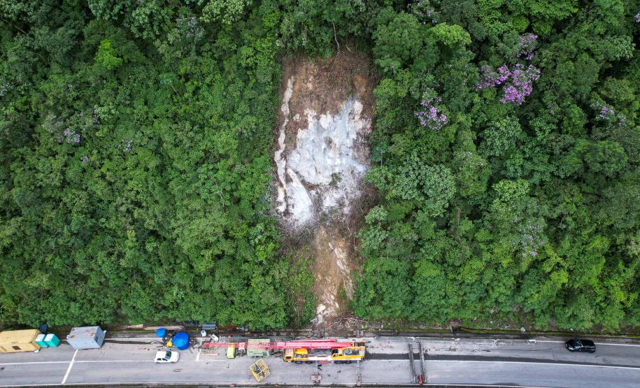 Serviços com guindaste do DER/PR na BR-277 entram na reta final - Foto: Rodrigo Félix Leal/SEIL