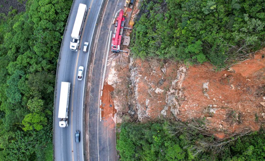 Serviços com guindaste do DER/PR na BR-277 entram na reta final - Foto: Rodrigo Félix Leal/SEIL
