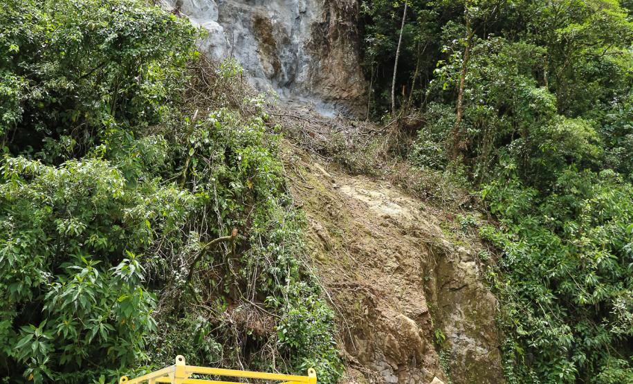 Serviços com guindaste do DER/PR na BR-277 entram na reta final - Foto: Rodrigo Félix Leal/SEIL
