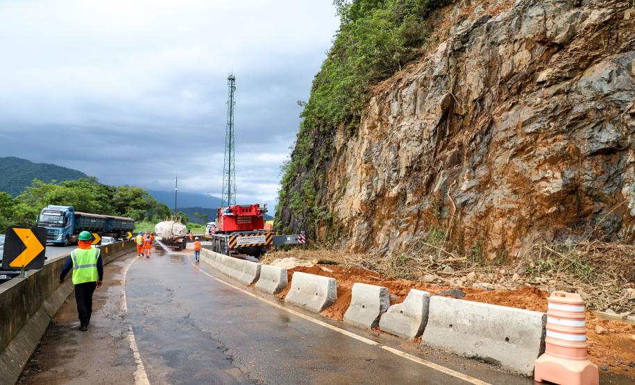 Serviços com guindaste do DER/PR na BR-277 entram na reta final - Foto: Rodrigo Félix Leal/SEIL
