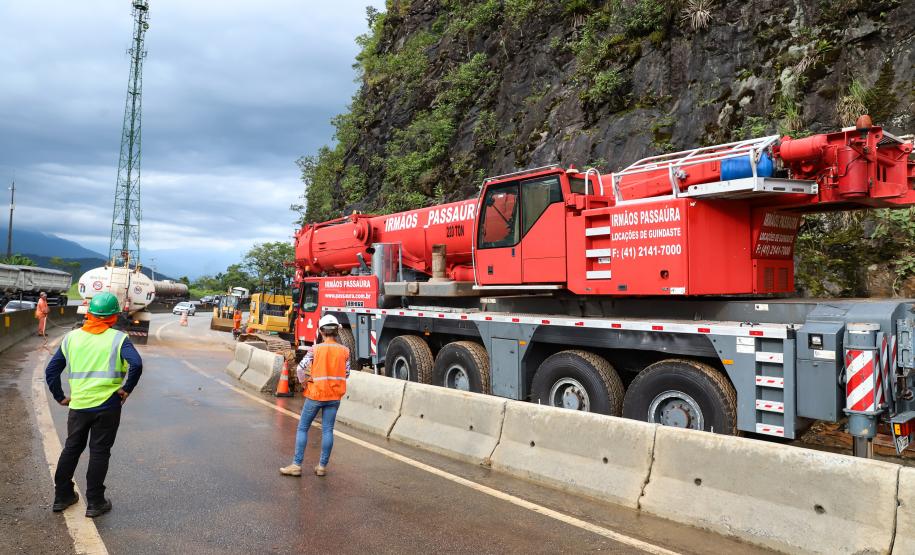 Serviços com guindaste do DER/PR na BR-277 entram na reta final - Foto: Rodrigo Félix Leal/SEIL
