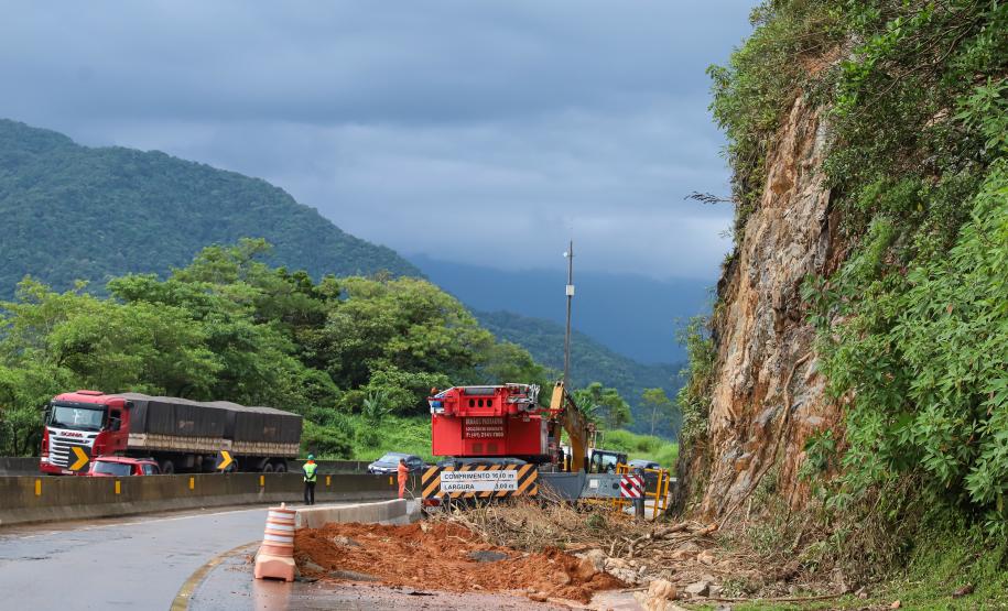Serviços com guindaste do DER/PR na BR-277 entram na reta final - Foto: Rodrigo Félix Leal/SEIL