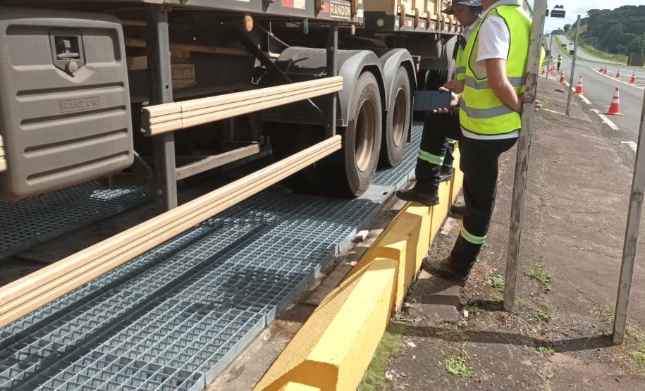 Balanças nos Campos Gerais são ativadas para fiscalizar excesso de carga  Foto: DER