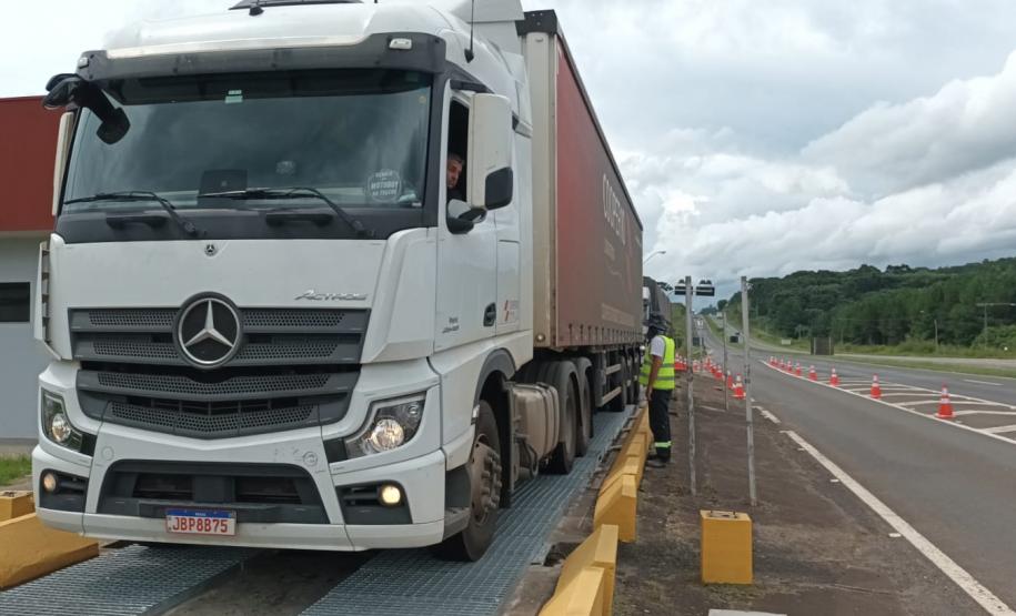 Balanças nos Campos Gerais são ativadas para fiscalizar excesso de carga  Foto: DER