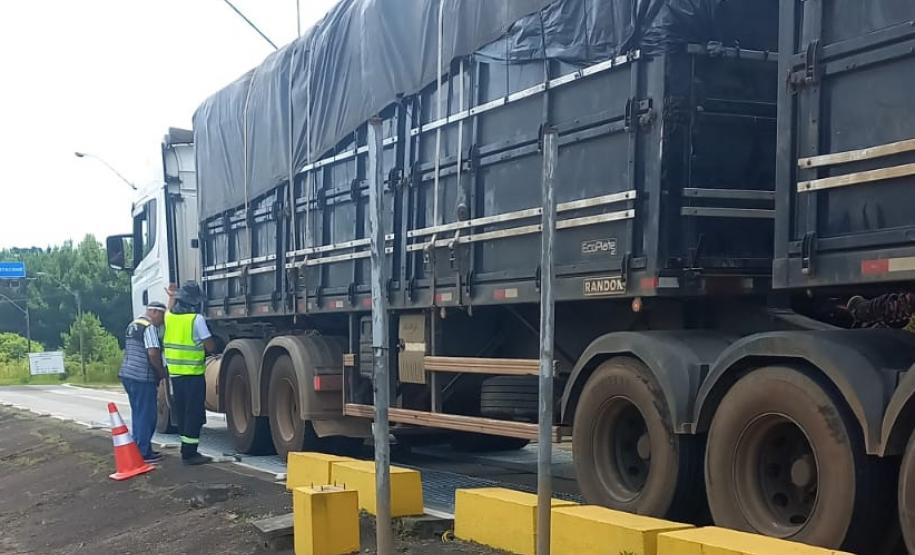 Balanças nos Campos Gerais são ativadas para fiscalizar excesso de carga  Foto: DER