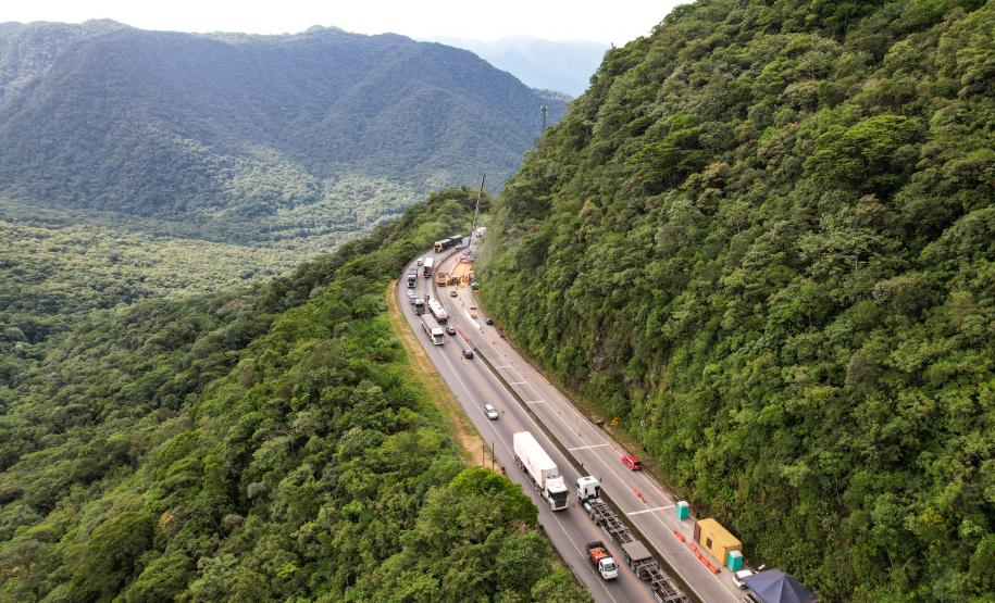 Para melhorar tráfego, BR-277 na Serra do Mar ficará sem guindastes durante o Carnaval Foto: Rodrigo Félix Leal/SEIL