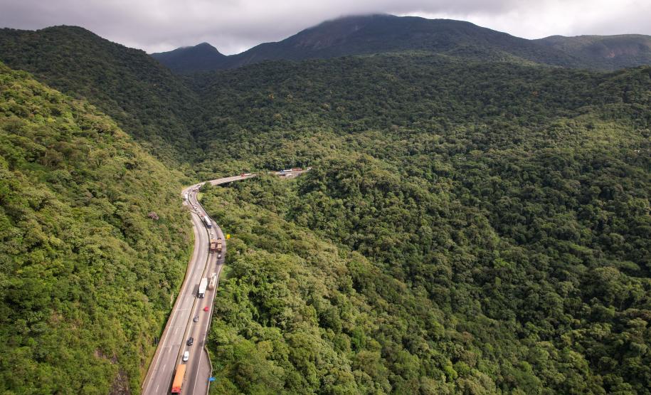 Para melhorar tráfego, BR-277 na Serra do Mar ficará sem guindastes durante o Carnaval Foto: Rodrigo Félix Leal/SEIL