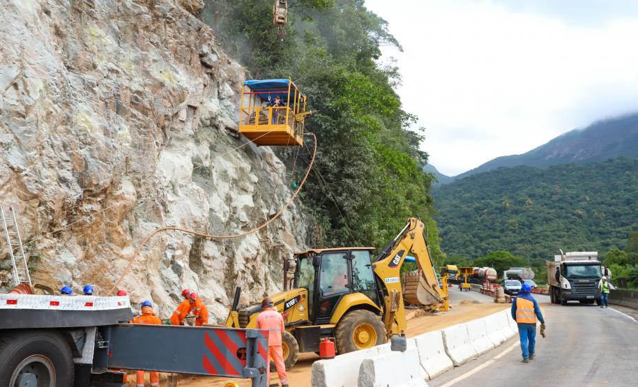 Para melhorar tráfego, BR-277 na Serra do Mar ficará sem guindastes durante o Carnaval Foto: Rodrigo Félix Leal/SEIL