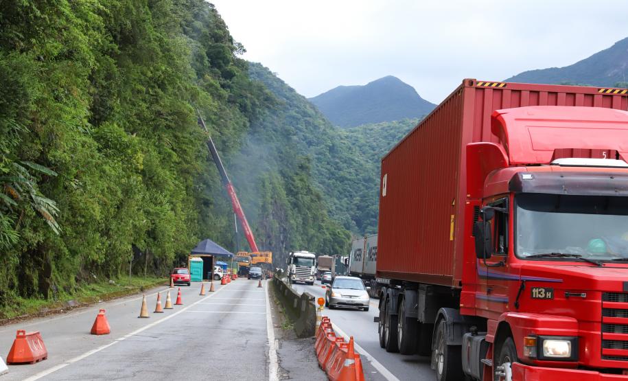 Para melhorar tráfego, BR-277 na Serra do Mar ficará sem guindastes durante o Carnaval Foto: Rodrigo Félix Leal/SEIL
