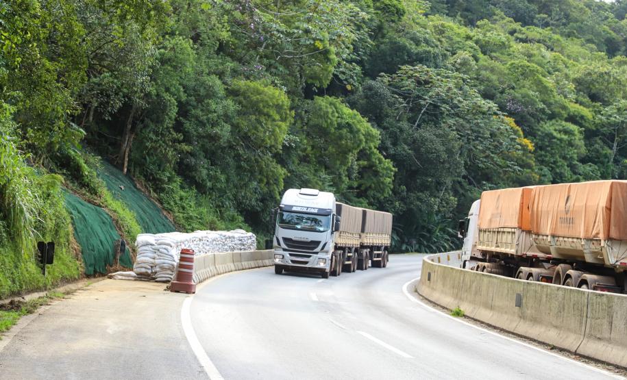 Para melhorar tráfego, BR-277 na Serra do Mar ficará sem guindastes durante o Carnaval Foto: Rodrigo Félix Leal/SEIL