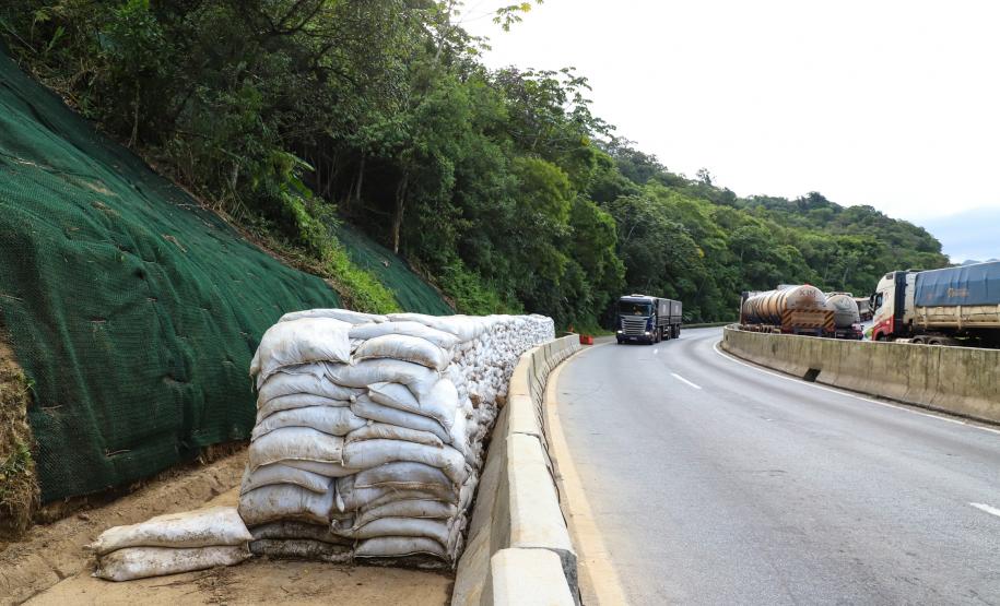 Para melhorar tráfego, BR-277 na Serra do Mar ficará sem guindastes durante o Carnaval Foto: Rodrigo Félix Leal/SEIL