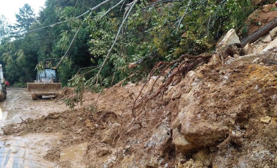 DER opera em ponto de deslizamento na PR-340, entre Tibagi e Castro - Sinalização Foto: DER