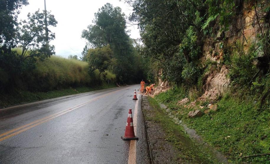 DER opera em ponto de deslizamento na PR-340, entre Tibagi e Castro - Sinalização Foto: DER