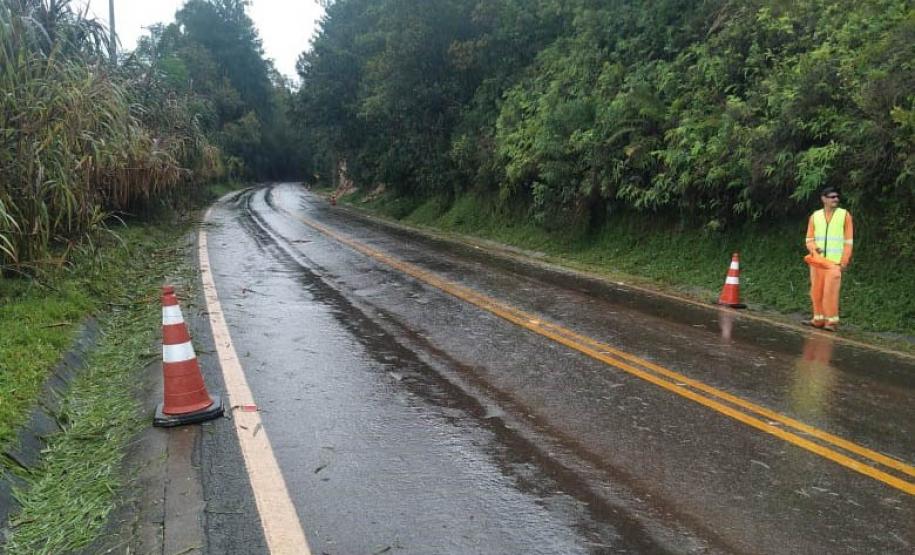 DER opera em ponto de deslizamento na PR-340, entre Tibagi e Castro - Sinalização Foto: DER