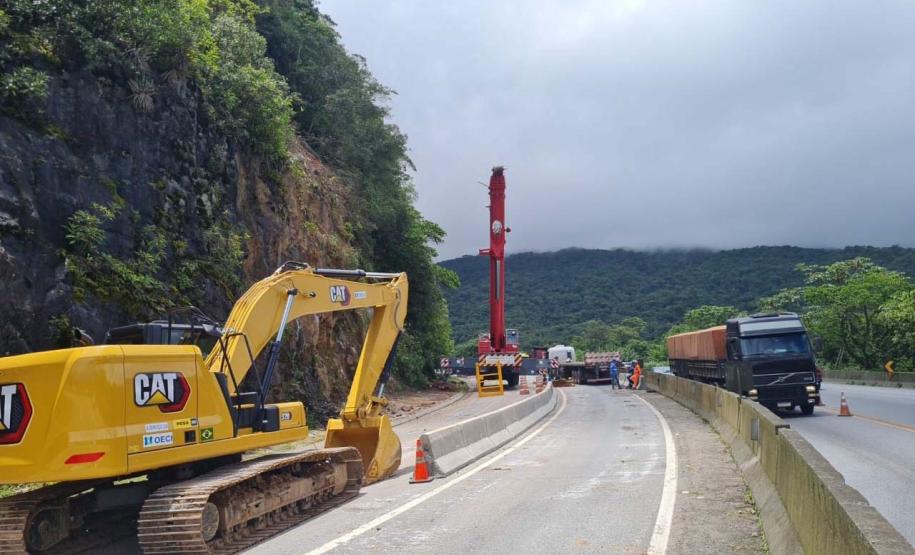 DER/PR conclui obra de contenção emergencial no km 41 da BR-277 Foto: DER