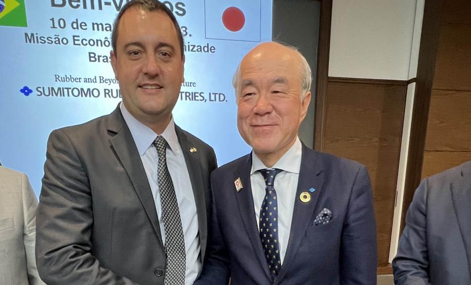 10-03-2023 - O governador Carlos Massa Ratinho Junior anunciou um novo investimento de R$ 1,06 bilhão da Sumitomo Rubber na ampliação da sua fábrica em Fazenda Rio Grande, na Região Metropolitana de Curitiba. A expectativa é de geração de mil empregos diretos e indiretos. O encontro aconteceu em Kobe, no Japão, durante a missão internacional do Governo do Estado ao país asiático. Foto: AEN