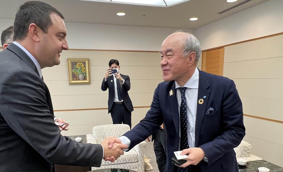 10-03-2023 - O governador Carlos Massa Ratinho Junior anunciou um novo investimento de R$ 1,06 bilhão da Sumitomo Rubber na ampliação da sua fábrica em Fazenda Rio Grande, na Região Metropolitana de Curitiba. A expectativa é de geração de mil empregos diretos e indiretos. O encontro aconteceu em Kobe, no Japão, durante a missão internacional do Governo do Estado ao país asiático. Foto: AEN