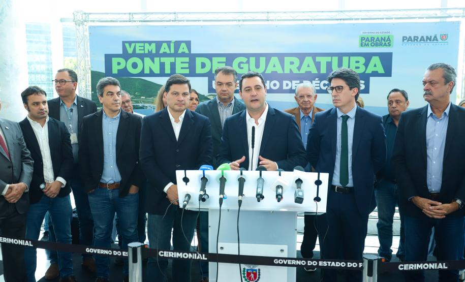O Governador Carlos Massa Ratinho Junior anunciou a emissão da licença ambiental prévia para a construção da Ponte de Guaratuba, no Litoral do Paraná. Foto: Rodrigo Félix Leal / Seil