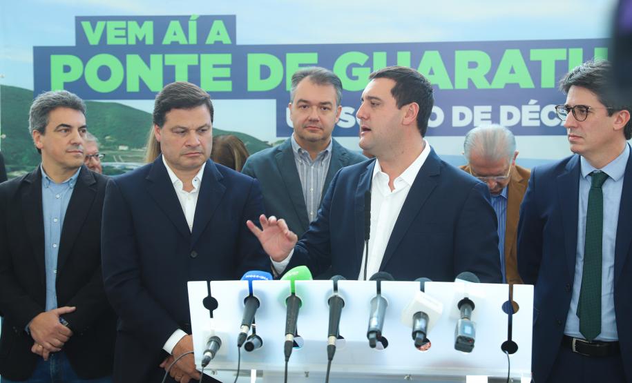 O Governador Carlos Massa Ratinho Junior anunciou a emissão da licença ambiental prévia para a construção da Ponte de Guaratuba, no Litoral do Paraná. Foto: Rodrigo Félix Leal / Seil