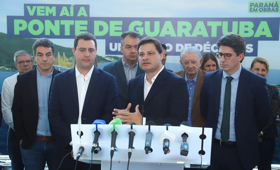 O Governador Carlos Massa Ratinho Junior anunciou a emissão da licença ambiental prévia para a construção da Ponte de Guaratuba, no Litoral do Paraná. Foto: Rodrigo Félix Leal / Seil