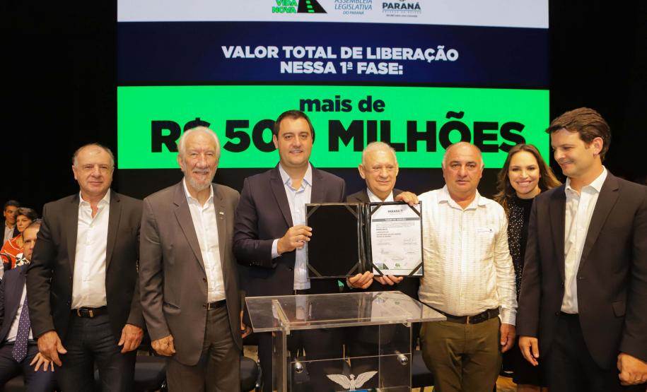 04-04-2023 - O governador Carlos Massa Ratinho Junior lançou o programa Asfalto Novo, Vida Nova, que vai destinar R$ 500 milhões para a melhoria da infraestrutura urbana dos 160 municípios paranaenses que têm até 7 mil habitantes.  Foto: Roberto Dziura Jr/AEN