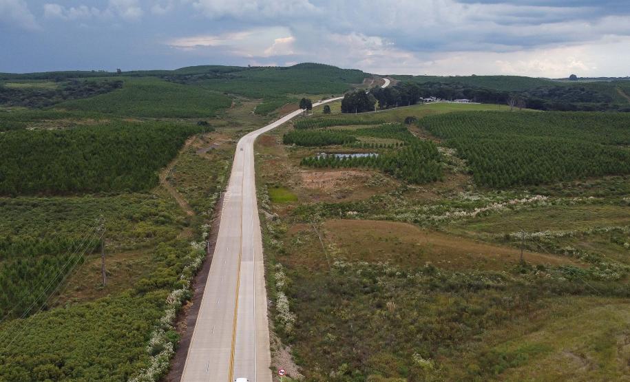 A rodovia estadual PRC-280, que era umas das mais precárias do Paraná, segue recebendo investimentos para fomentar o desenvolvimento da região. Foto: Roberto Dziura / AEN