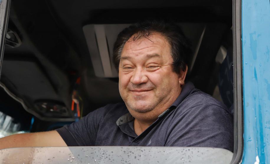 Palmas, 29 de março de 2023 - O governador Carlos Massa Ratinho Junior entrega a obra de revitalização da PRC-280, região Sudoeste. Foram restaurados 59,55 quilômetros (entre Palmas e a BR-153) com pavimento rígido de concreto. Na foto o caminhoneiro Orlei de Souza. Foto: Roberto Dziura Jr/AEN