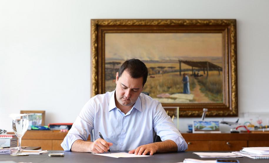 31-03-2023 - O governador Carlos Massa Ratinho Junior anunciou um reajuste geral de 5,79% para os cerca de 271 mil servidores ativos e inativos do Estado do Paraná.  Foto: Jonathan Campos/AEN