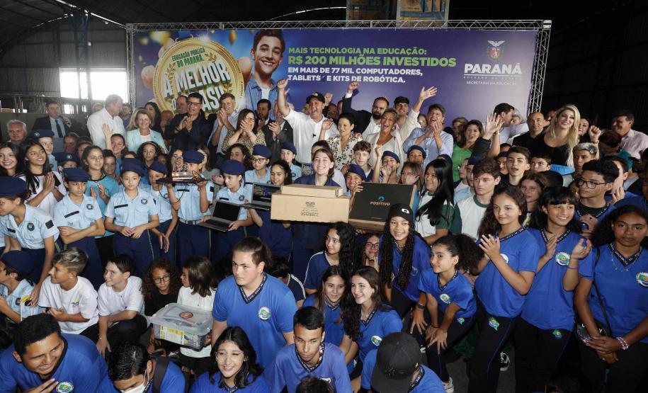 31-01-2023 - O governador Carlos Massa Ratinho Junior entregou uma remessa de 77.300 equipamentos de informática que serão distribuídos pela Secretaria de Estado da Educação (Seed) às escolas da rede estadual de ensino.  Foto: Albari Rosa/AEN