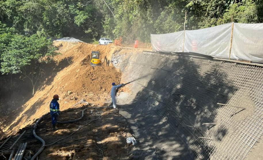 Obra na Graciosa tem frentes de trabalho em 4 km, com serviços de dia e de noite Foto: DER-PR