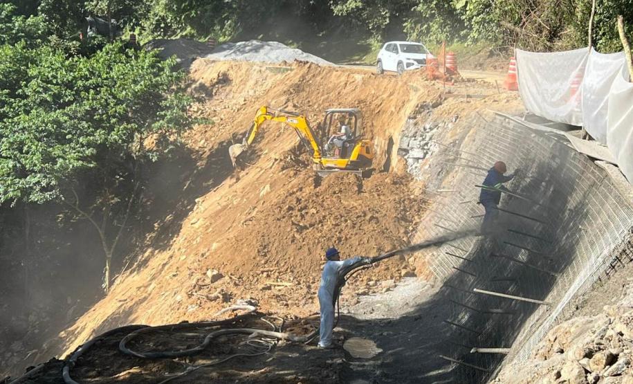 Obra na Graciosa tem frentes de trabalho em 4 km, com serviços de dia e de noite Foto: DER-PR