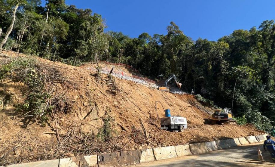 Obra na Graciosa tem frentes de trabalho em 4 km, com serviços de dia e de noite Foto: DER-PR