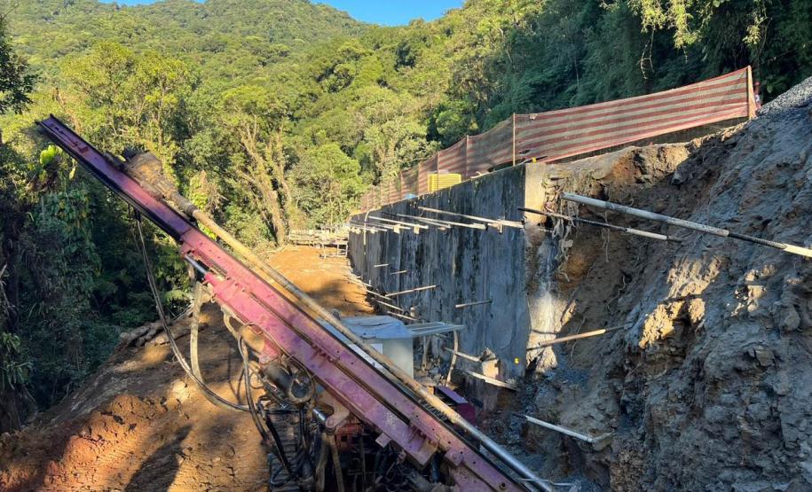 Obra na Graciosa tem frentes de trabalho em 4 km, com serviços de dia e de noite Foto: DER-PR