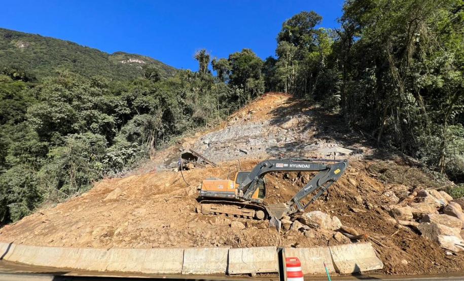 Obra na Graciosa tem frentes de trabalho em 4 km, com serviços de dia e de noite Foto: DER-PR