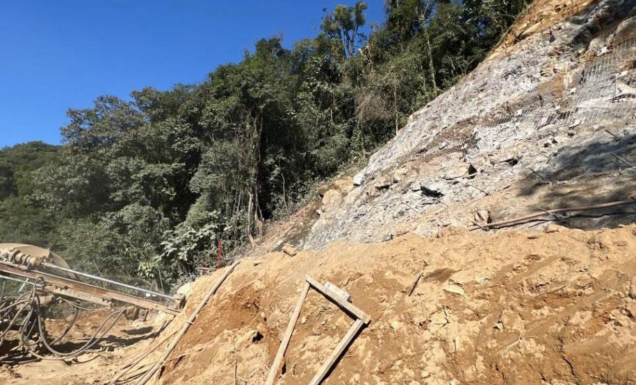 Obra na Graciosa tem frentes de trabalho em 4 km, com serviços de dia e de noite Foto: DER-PR