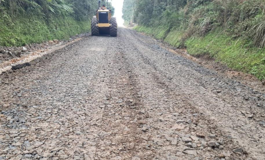 Conservação de vias rurais de Mallet, São Mateus do Sul e da Lapa tem vencedor - Cascalhamento PR-281 - Foto: DER-PR