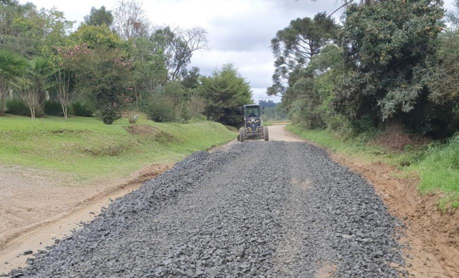Conservação de vias rurais de Mallet, São Mateus do Sul e da Lapa tem vencedor - Cascalhamento PR-281 - Foto: DER-PR