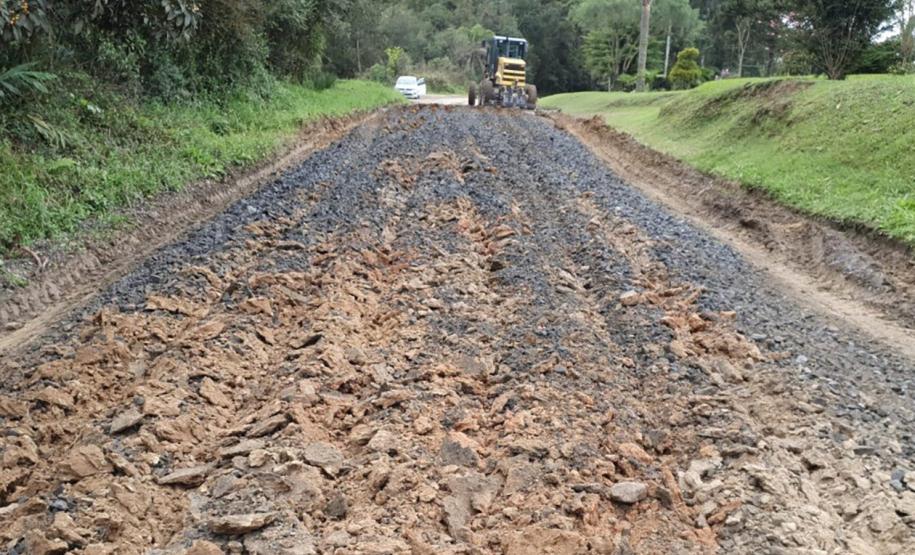Conservação de vias rurais de Mallet, São Mateus do Sul e da Lapa tem vencedor - Cascalhamento PR-281 - Foto: DER-PR