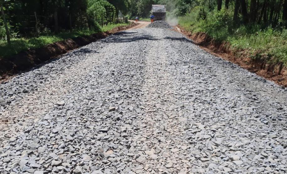 Conservação de vias rurais de Mallet, São Mateus do Sul e da Lapa tem vencedor - Cascalhamento PR-281 - Foto: DER-PR